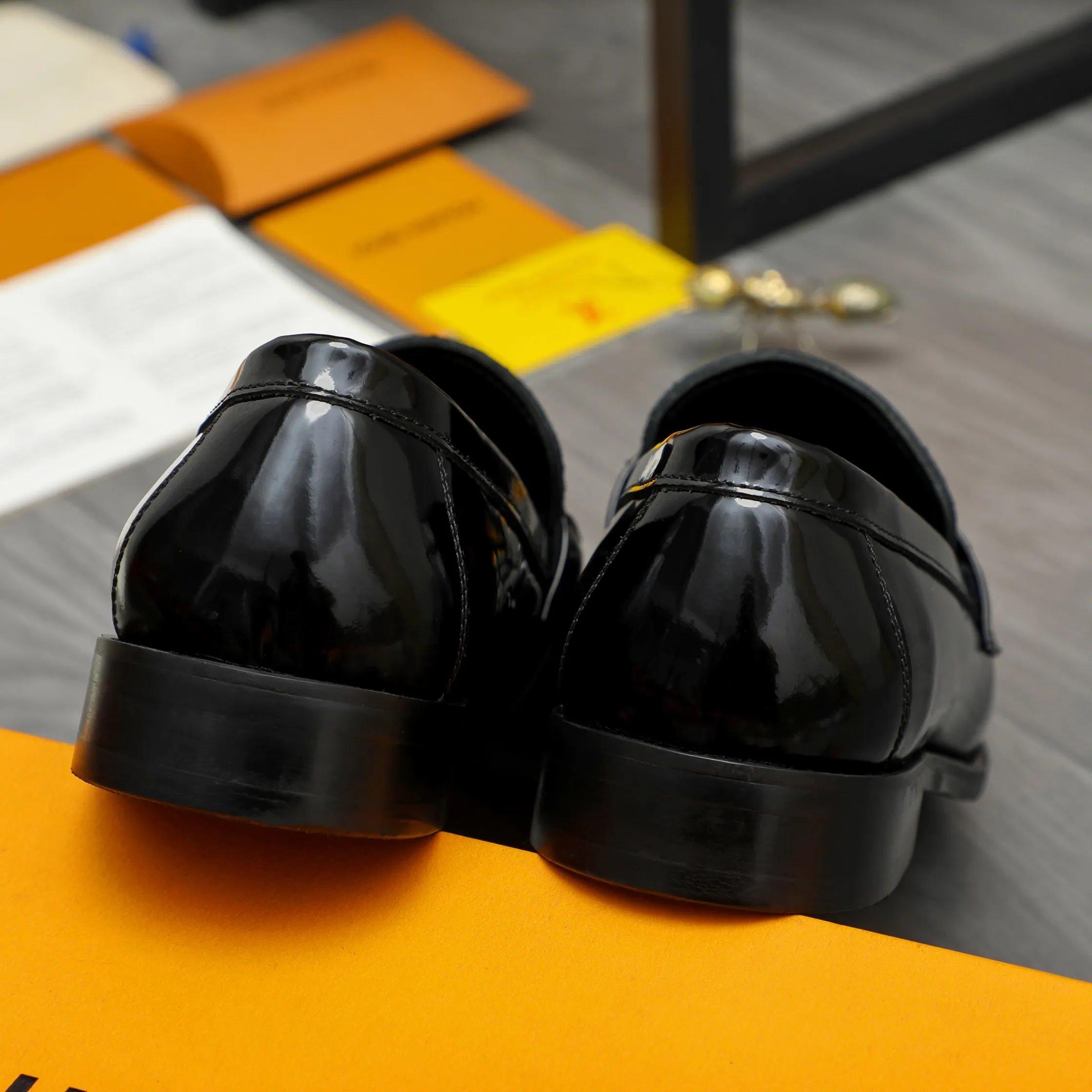 Men's shoes 💰p460 Product trademark: LV "Louis Vuitton" business slip-on leather shoes Regular size: 39-45 (45 is custom-made and non-returnable) Product materials: Selected embossed cowhide upper, cowhide lining, original rubber outsole